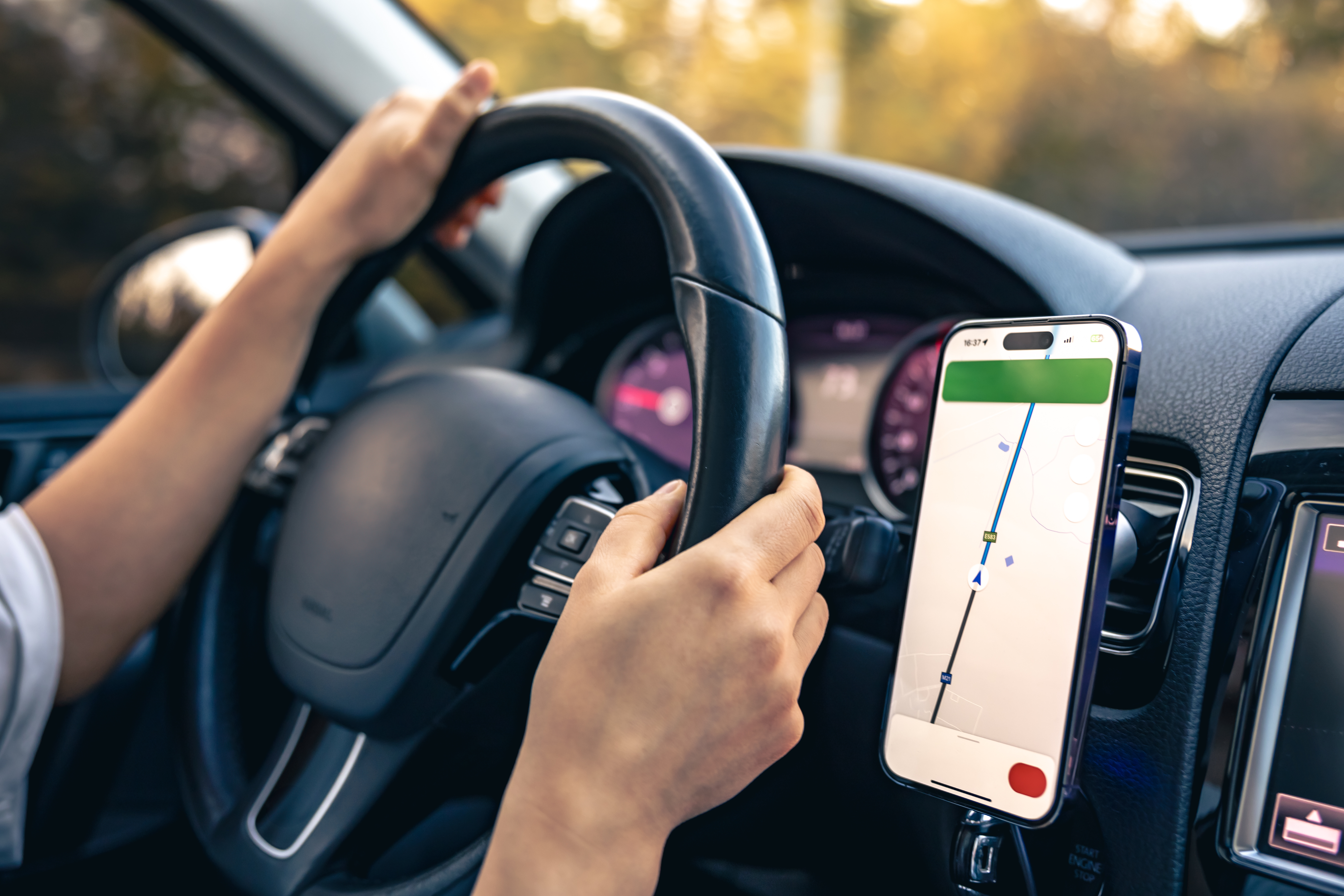 Conductor siguiendo la ruta de un viaje en el GPS de su teléfono